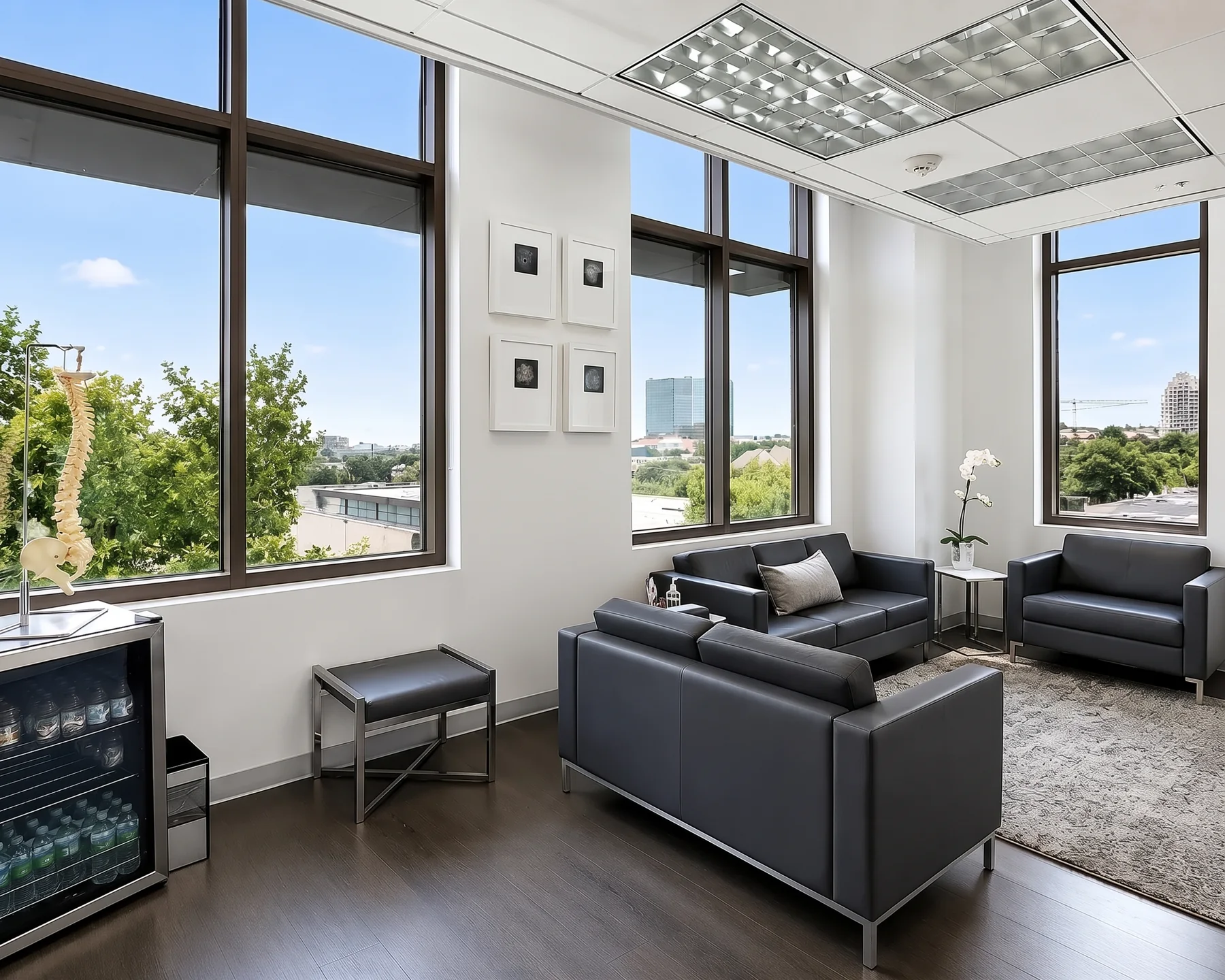 Sala para pacientes de RegenOrthoSport con sofás de piel y ventanales con vista a Dallas