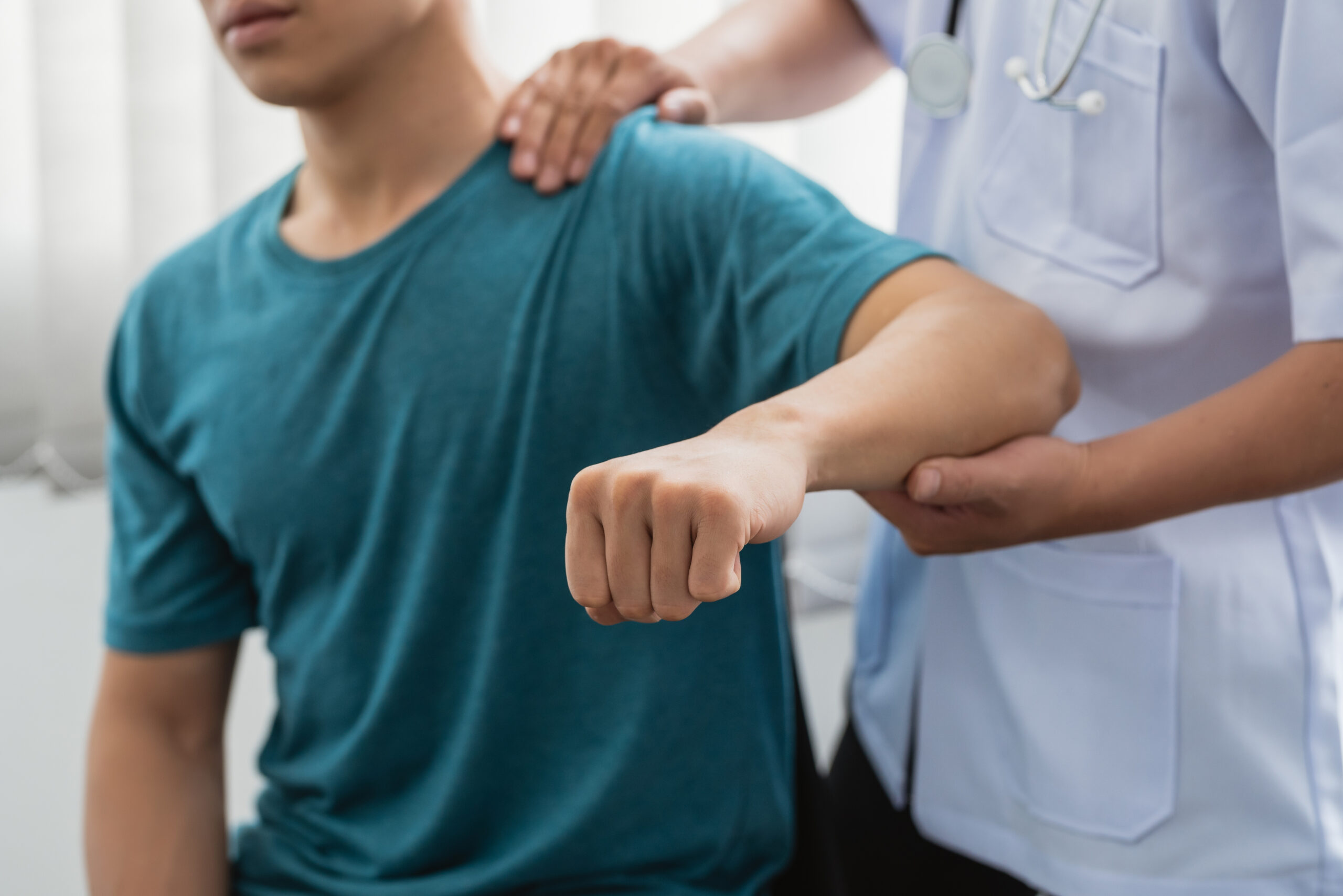 doctor treating patient with rotator cuff tear